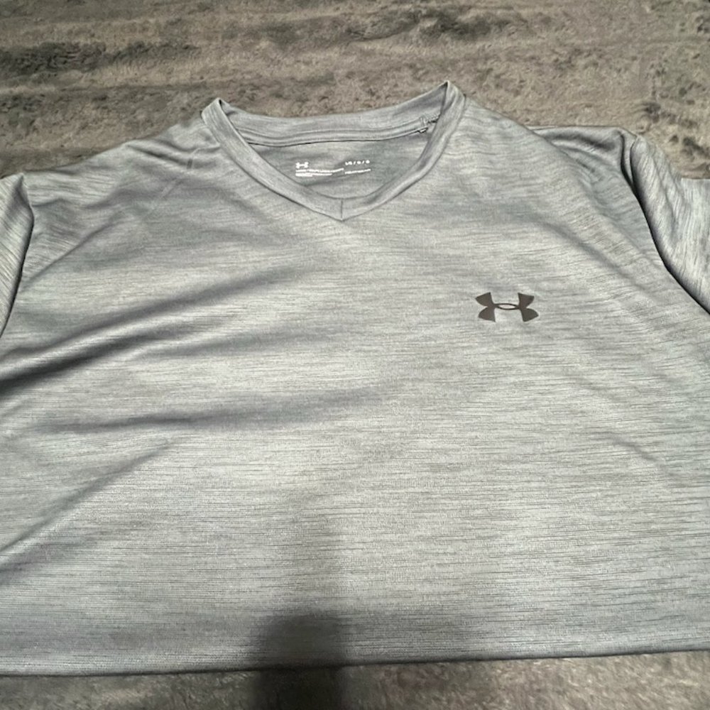 Men's Under Armour V neck short sleeve t-shirt